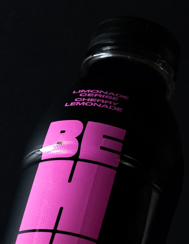 Close-up sur bouteille de BEHY limonade-cerise